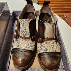 Catalina Freebird Size 6. Worn twice...with box